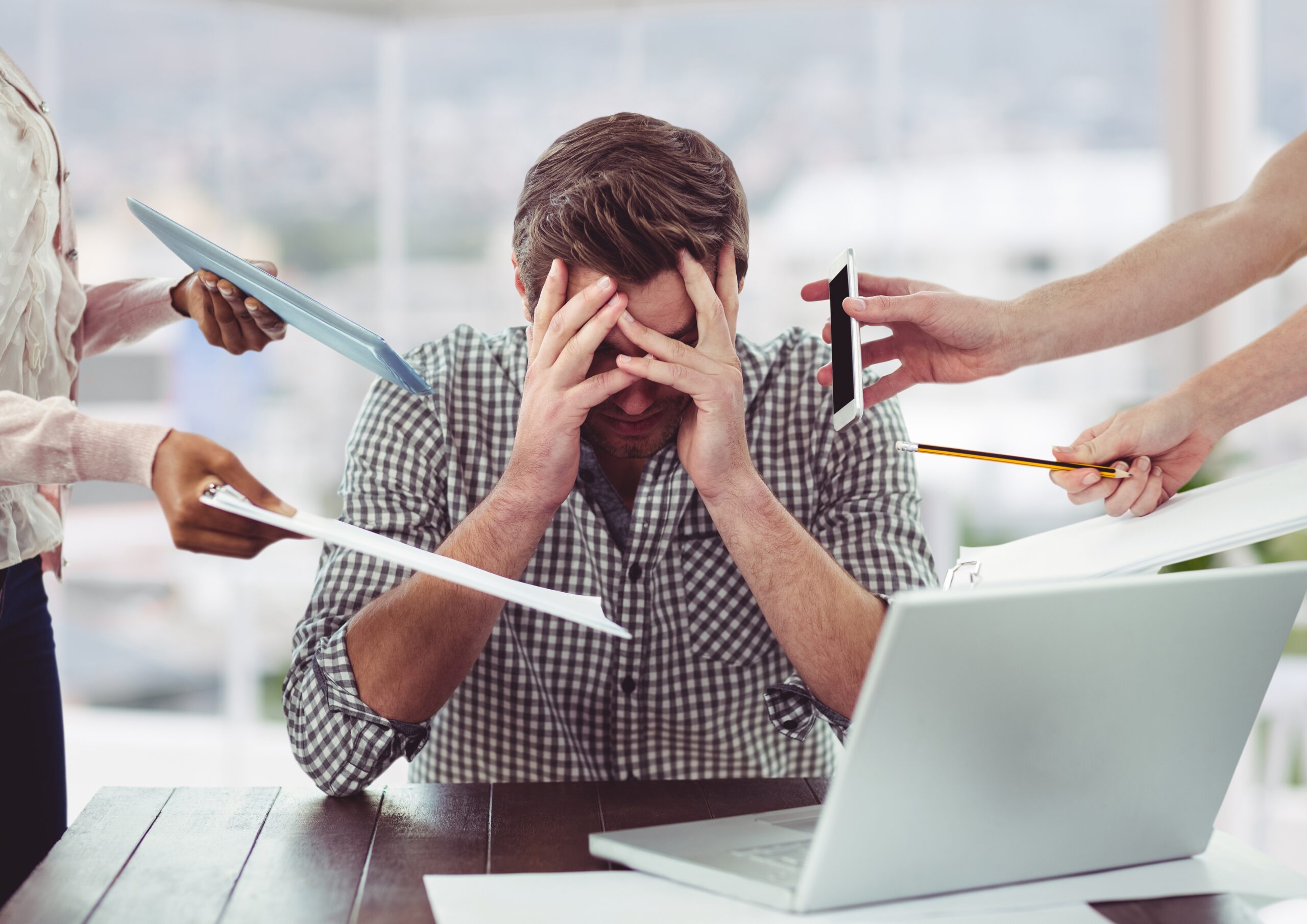 Stressed man frustrated with electronic devices stress au travail